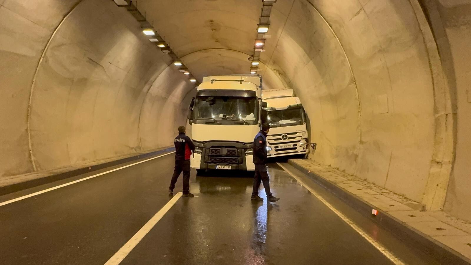 Tünelde Feci Kaza! İki Tır Çarpıştı 1 Kişi Yaralandı! 22