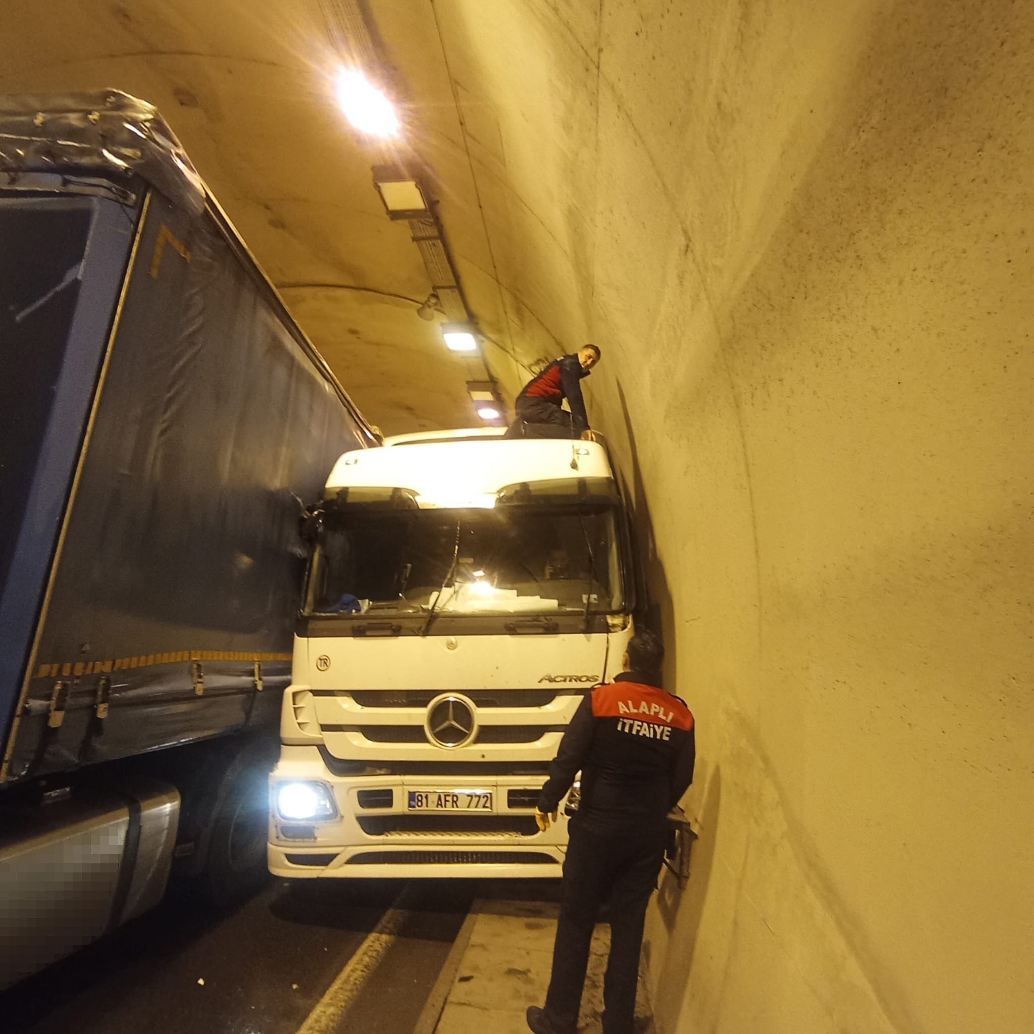 Tünelde Feci Kaza! İki Tır Çarpıştı 1 Kişi Yaralandı! 4