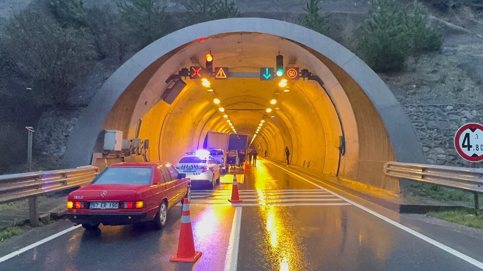 Tünelde Feci Kaza! İki Tır Çarpıştı 1 Kişi Yaralandı! 6