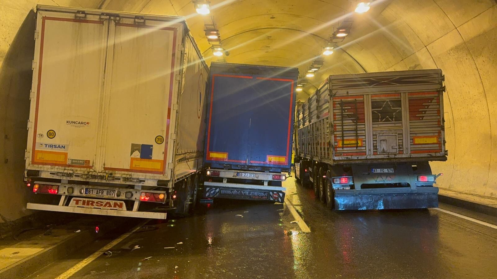 Tünelde Feci Kaza! İki Tır Çarpıştı 1 Kişi Yaralandı! 88888888