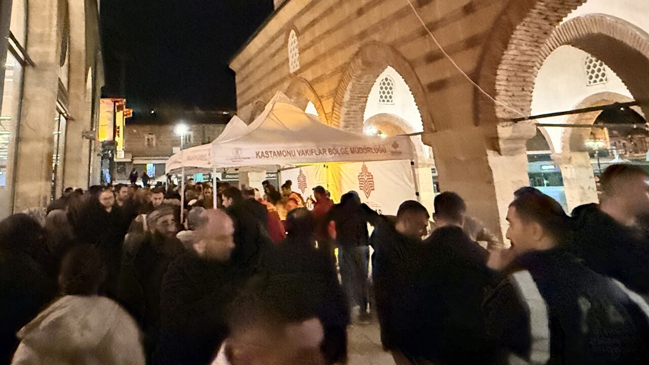 Vakıflar Iftar Beş Bin (1)