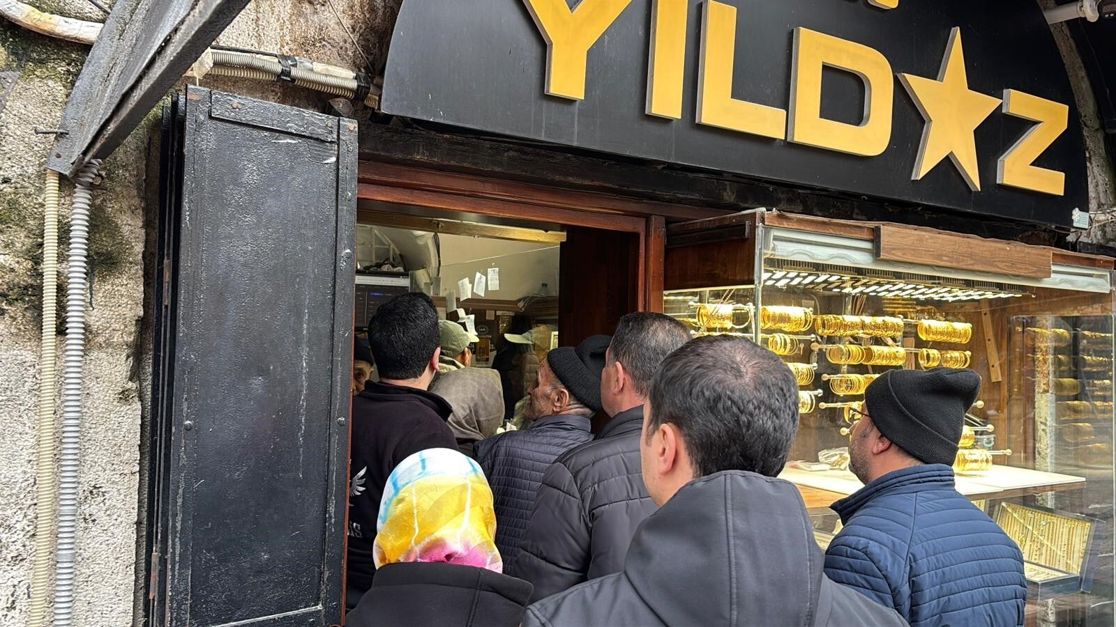 Yoğunluğu Görüntüleyen Muhabir Işletme Sahibi Tarafından Darp Edildi 12