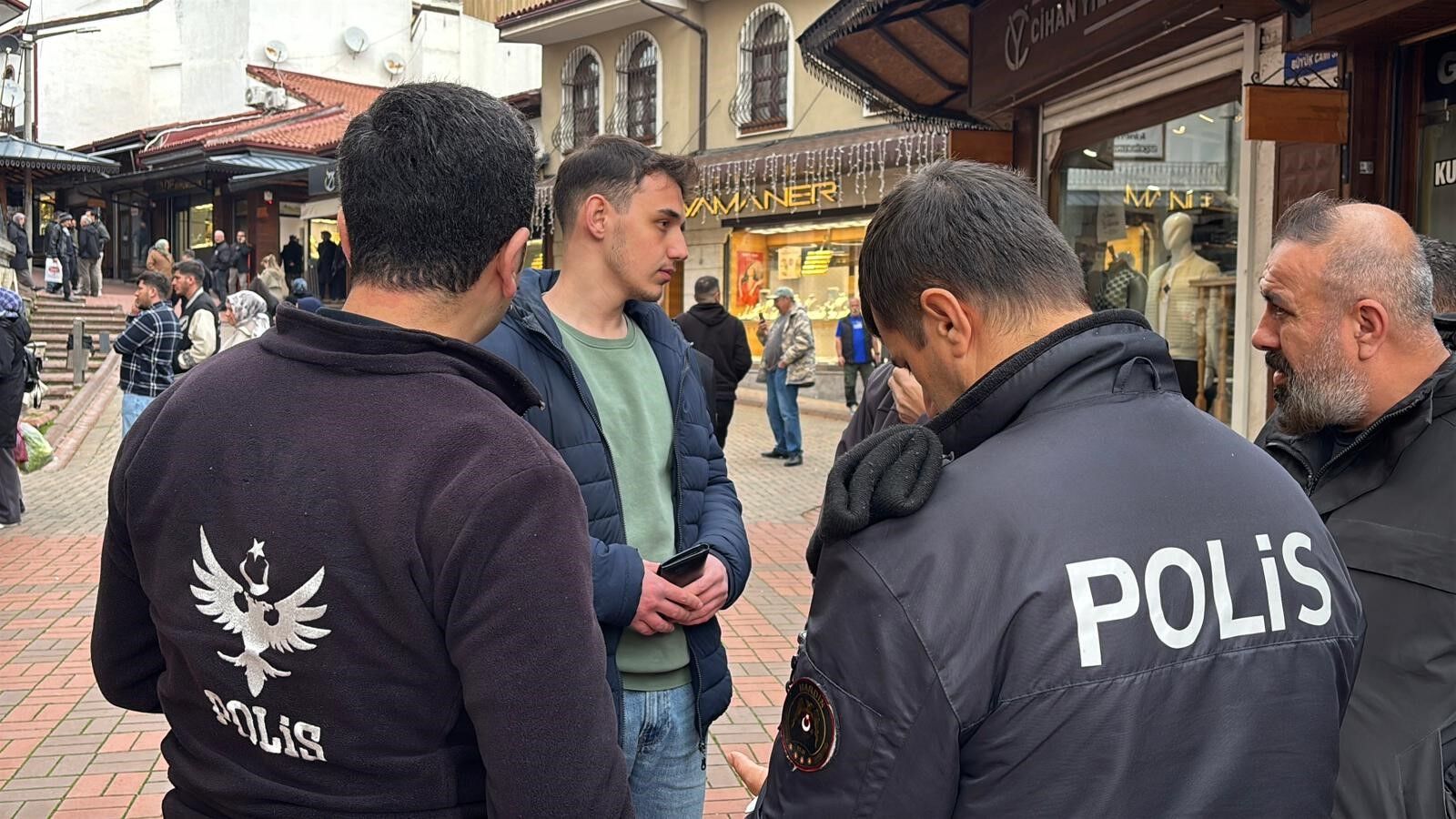 Yoğunluğu Görüntüleyen Muhabir Işletme Sahibi Tarafından Darp Edildi 3