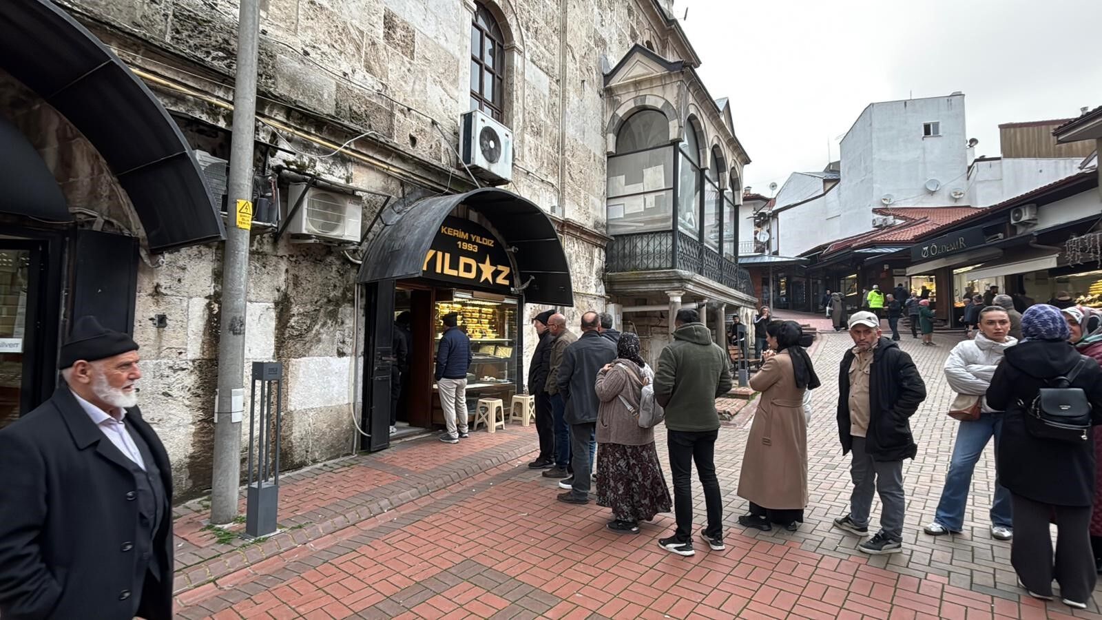 Yoğunluğu Görüntüleyen Muhabir Işletme Sahibi Tarafından Darp Edildi 4