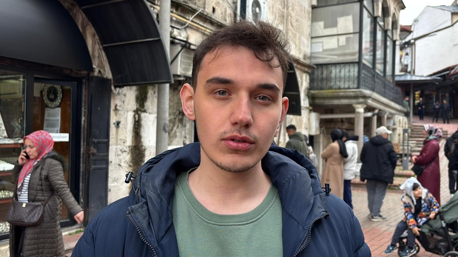 Yoğunluğu Görüntüleyen Muhabir Işletme Sahibi Tarafından Darp Edildi 88888888