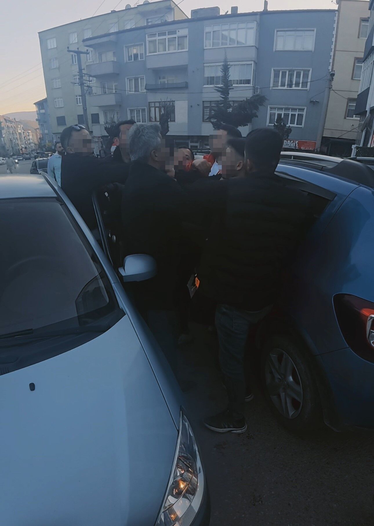 Yol Verme Tartışması Kavgaya Dönüştü! Bıçak Çekti Vatandaşlar Engelledi! 22