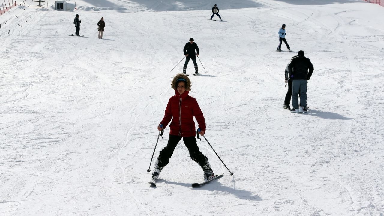 Yurduntepe Kayak Merkezi’nde Hafta Sonu Hareketliliği Sürüyor (2)