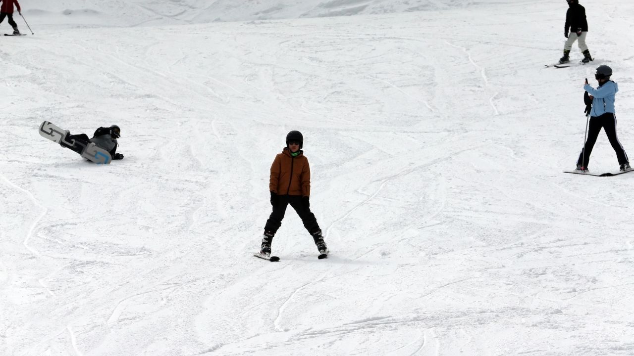 Yurduntepe Kayak Merkezi’nde Hafta Sonu Hareketliliği Sürüyor (4)