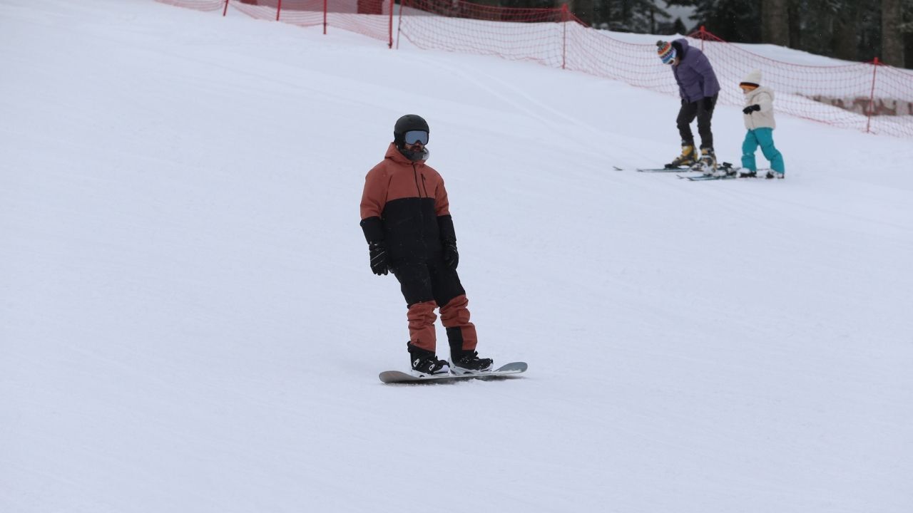 Yurduntepe Kayak Merkezi’nde Hafta Sonu Hareketliliği Sürüyor (6)