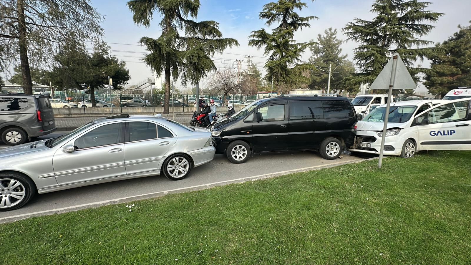 4 Araç Birbirine Girdi Feci Kazada 3 Kişi Yaralandı 22