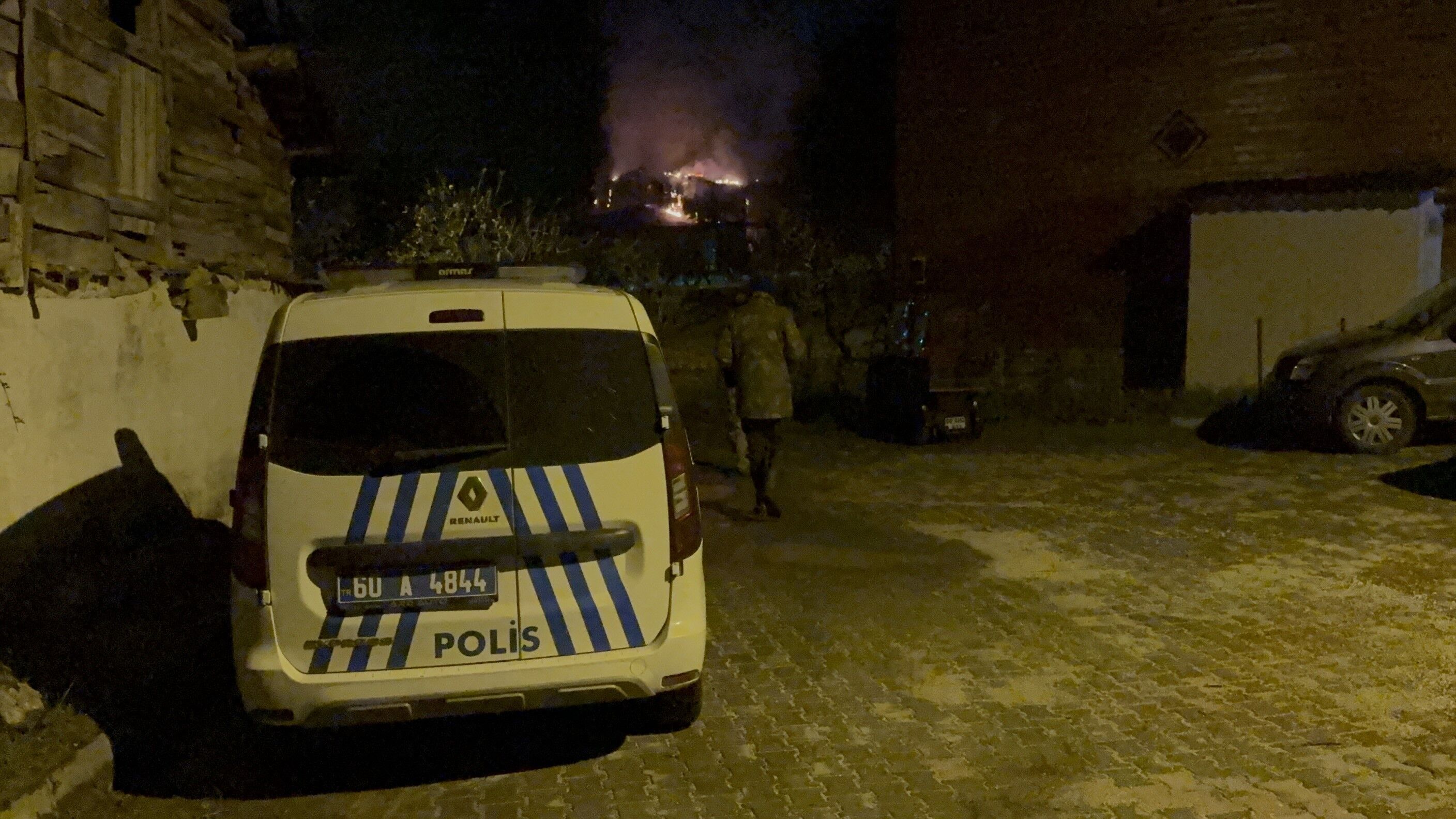 Alevler Bir Evi Dakikalar Içinde Yuttu Geriye Kül Kaldı2