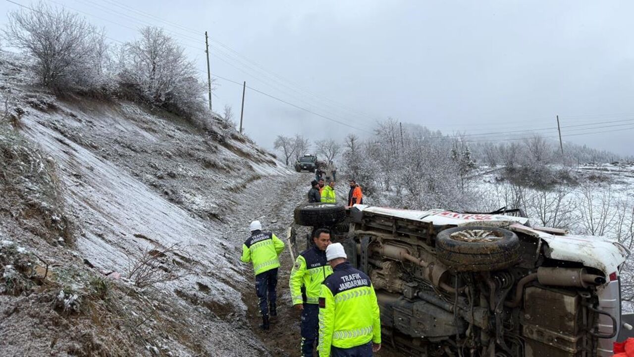 Artvin Ambulan Devrildi (1)