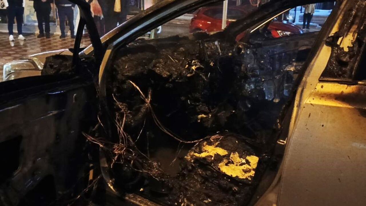 Çılgın Genç Babasının Arabasını Yaktı (1)