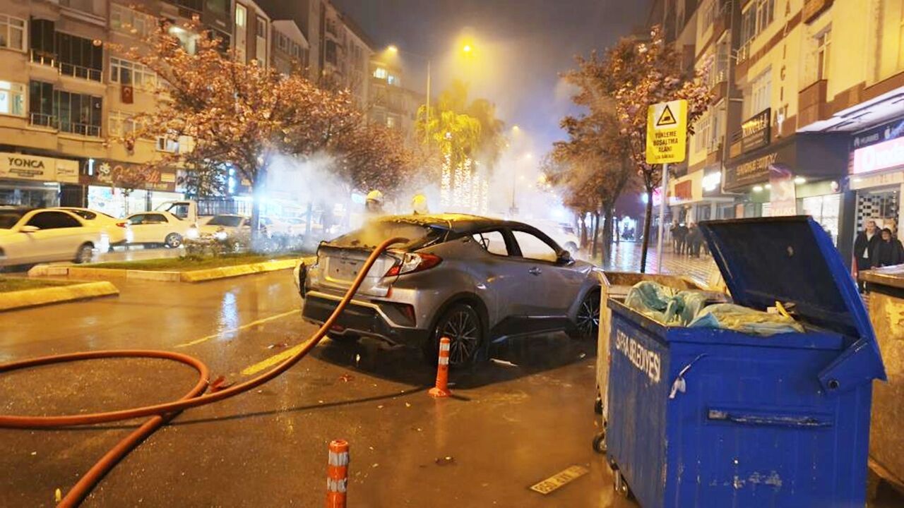 Çılgın Genç Babasının Arabasını Yaktı (2)