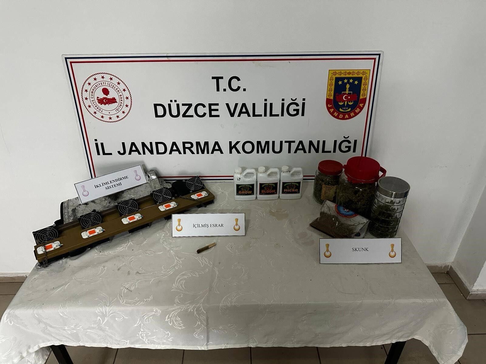 Evlerinde Esrar Bahçesi Kuran Kardeşler Suçüstü Yakalandı 88888888888888