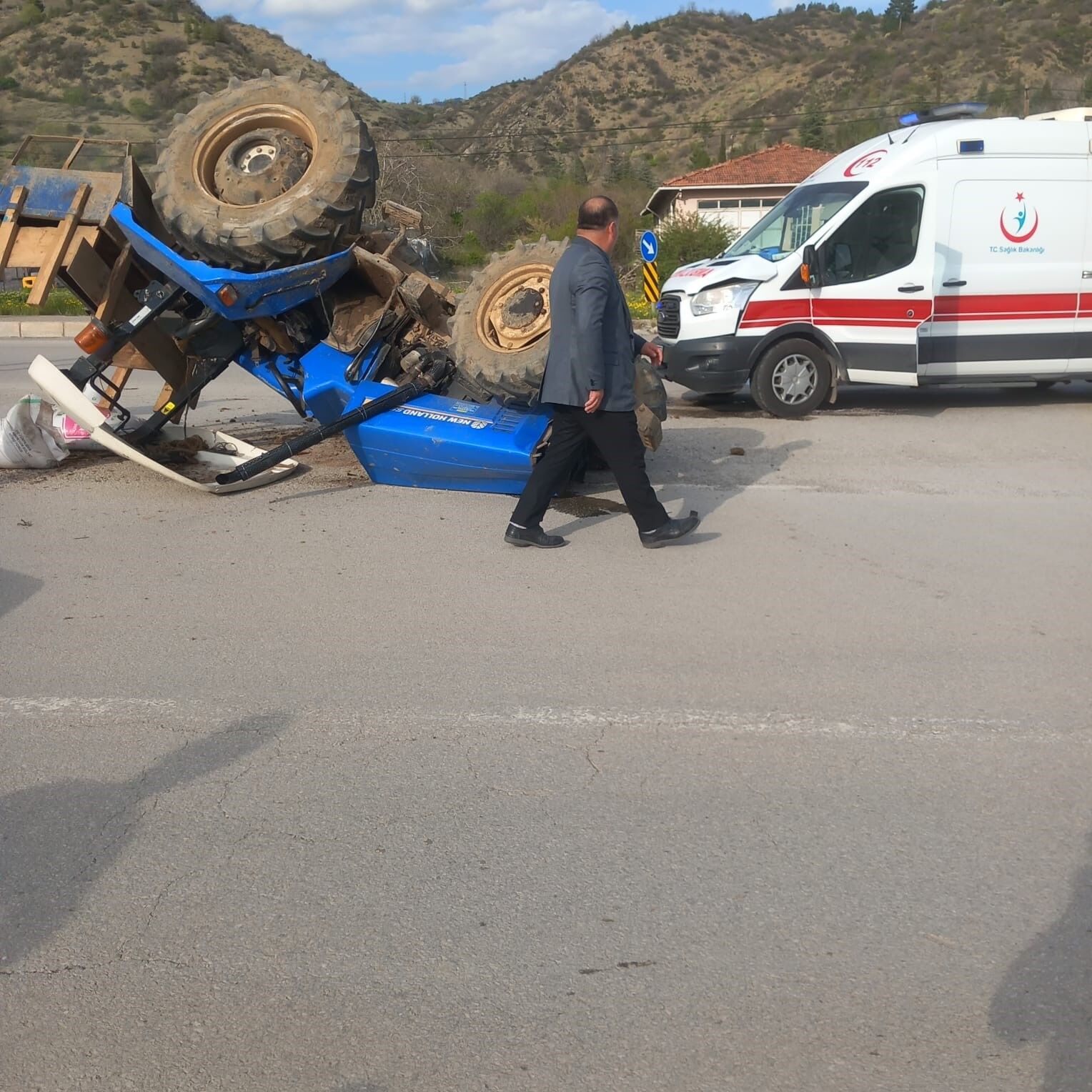 Feci Kaza! Ambulans Ile Traktör Çarpıştı 1 Yaralı Var! 4
