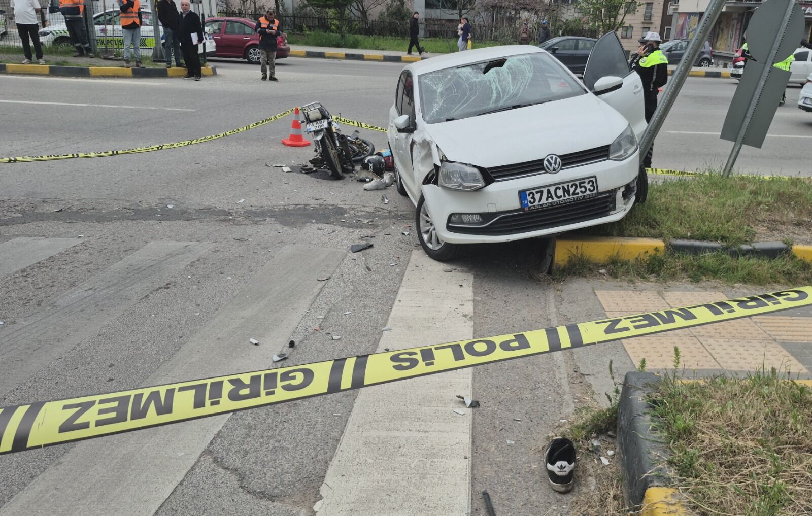 Feci Kaza! Hastane Yolunda Çarpıştılar 3 Kişi Ağır Yaralandı! 12