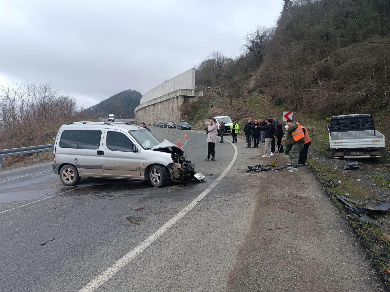 Feci Kaza! Kamyonet Ile Ticari Araç Çarpıştı 2 Kişi Yaralandı! 2