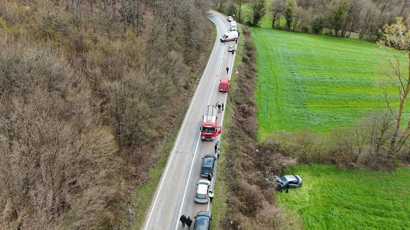Feci Kaza! Otomobil Tarlaya Uçtu Yaralılar Var! 22