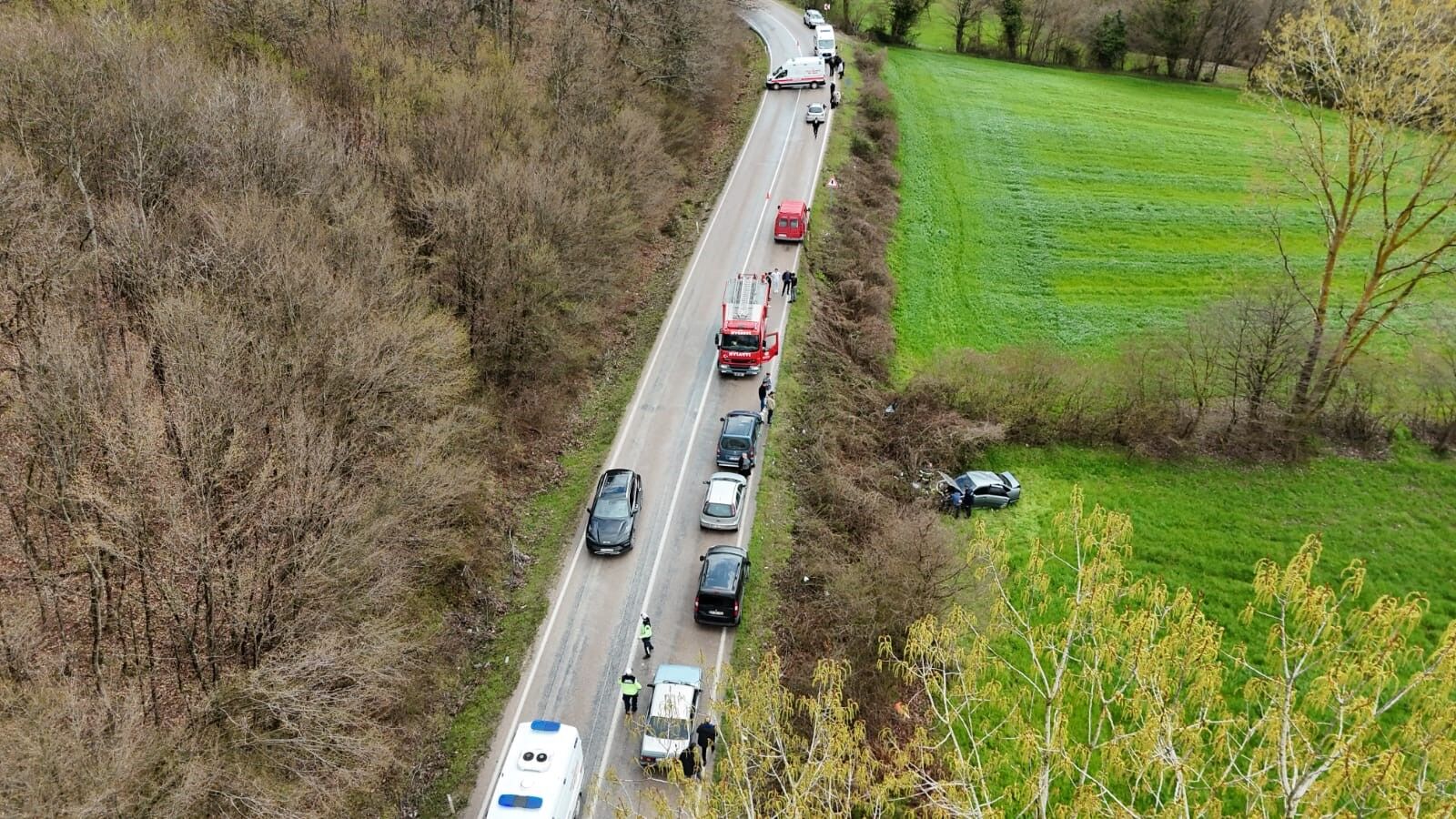 Feci Kaza! Otomobil Tarlaya Uçtu Yaralılar Var! 88888888888888888888888888