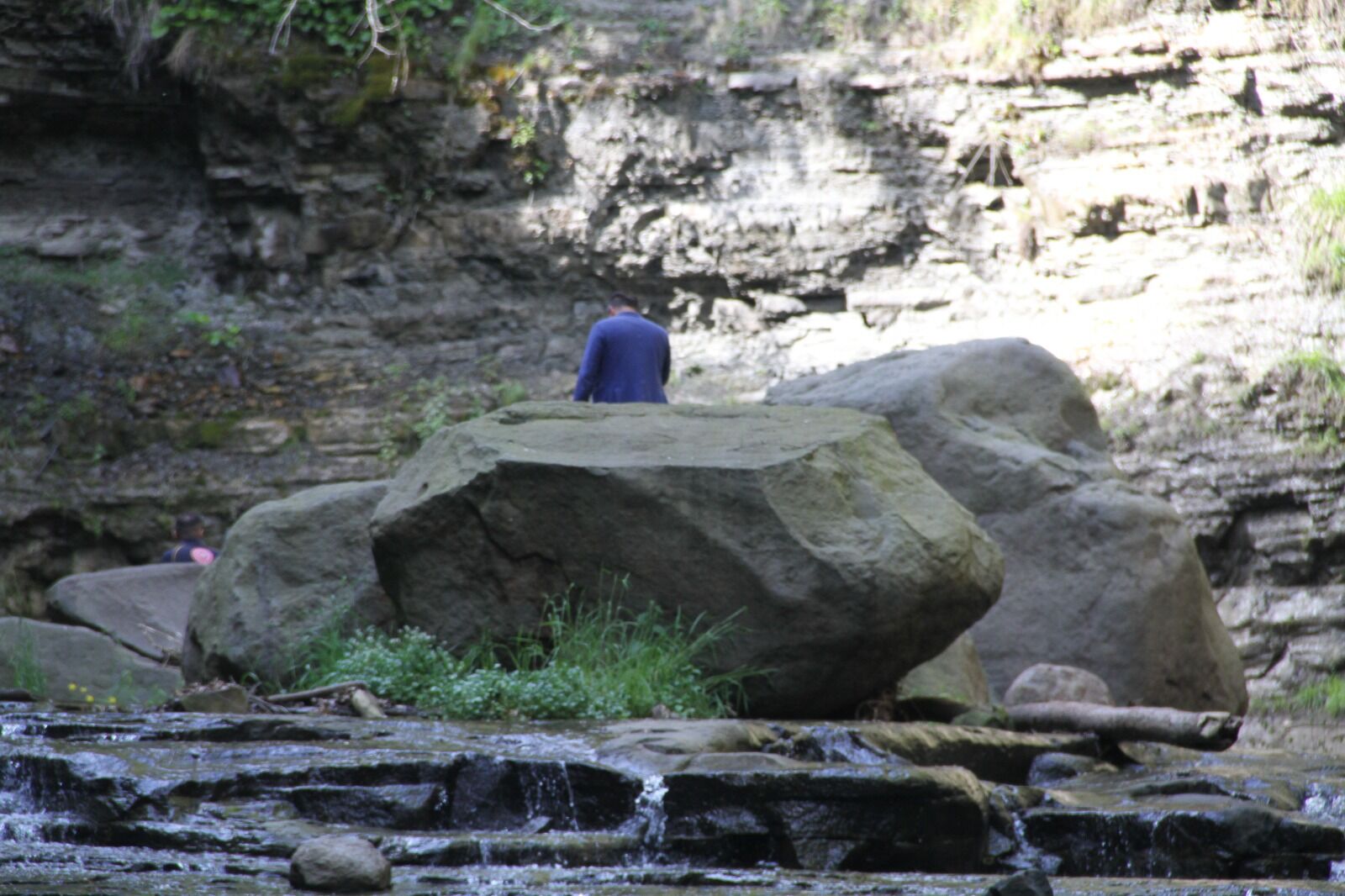 Feci Olay! Piknik Yapan Kardeşlerin Üzerine Kaya Düştü 1 Ölü! 2