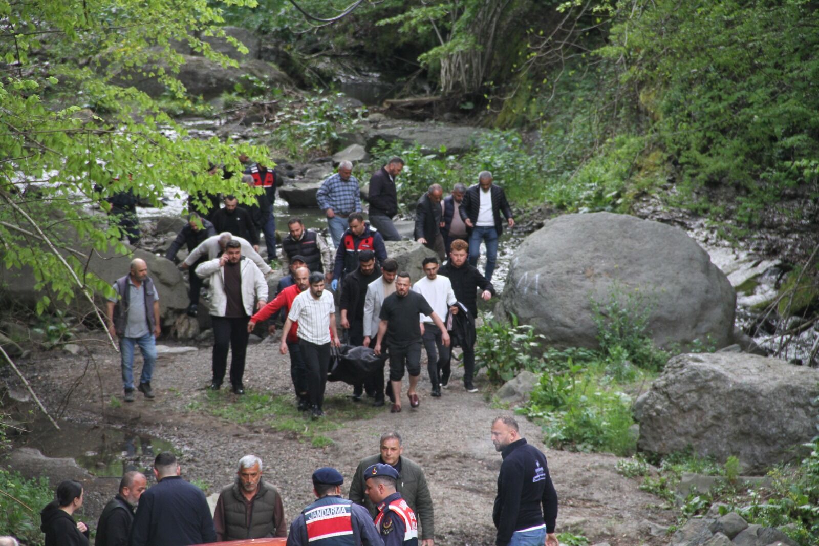 Feci Olay! Piknik Yapan Kardeşlerin Üzerine Kaya Düştü 1 Ölü! 8