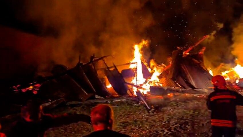 Feci Olay! Samanlığa Yıldırım Düştü Samanlık Ve Traktör Küle Döndü! 6