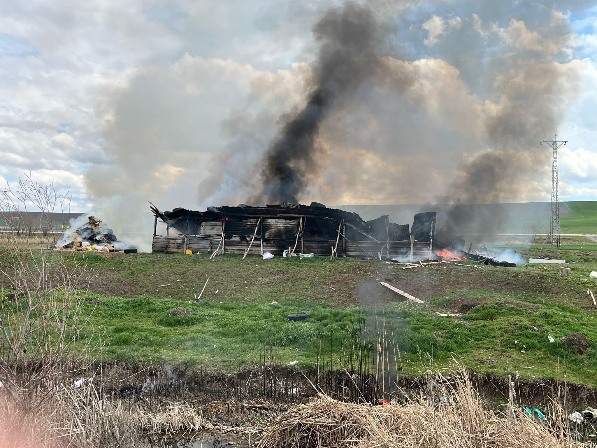 Feci Yangında Ağıl Ve Saman Balyaları Küle Döndü 4