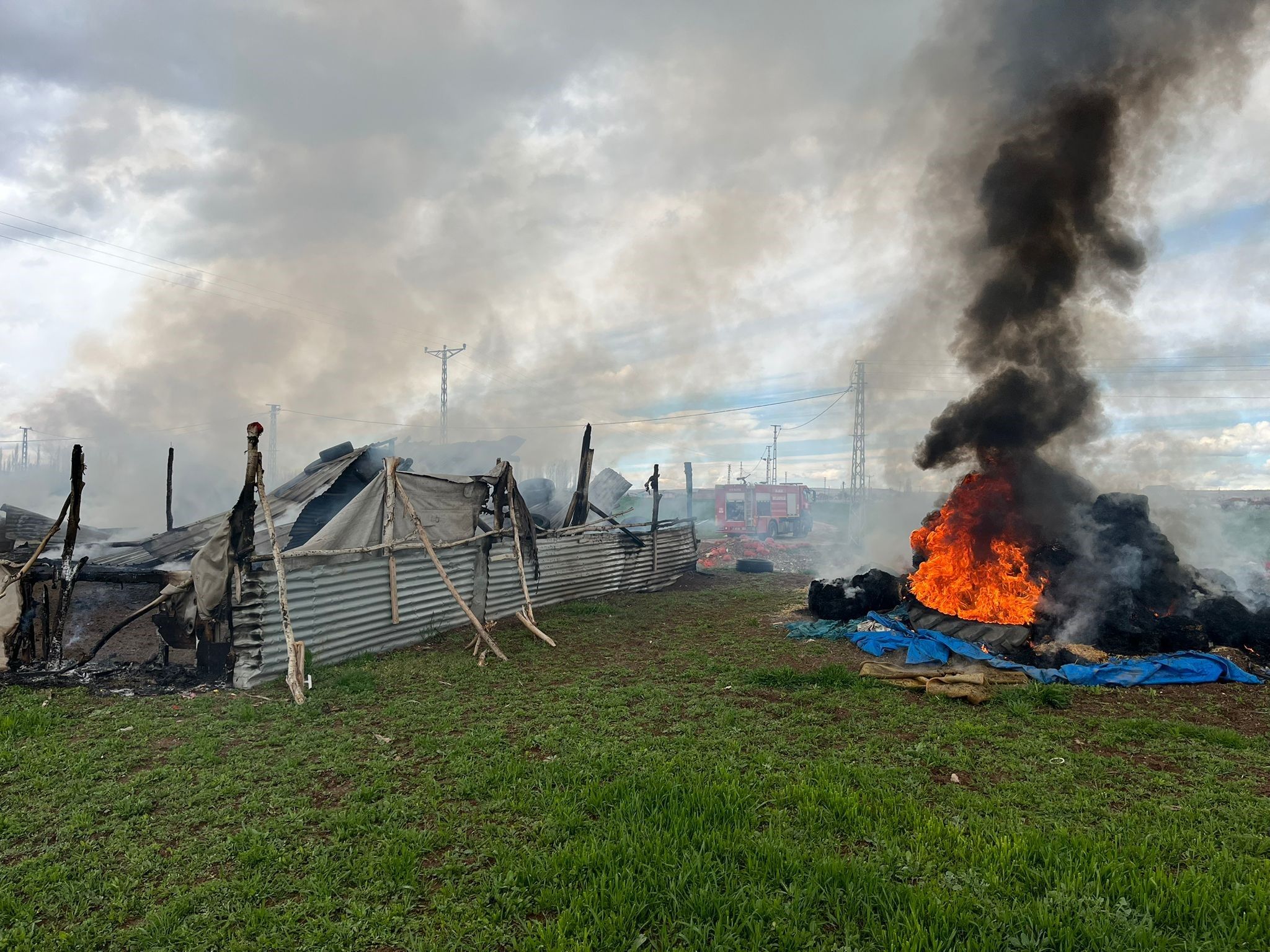 Feci Yangında Ağıl Ve Saman Balyaları Küle Döndü 88888888