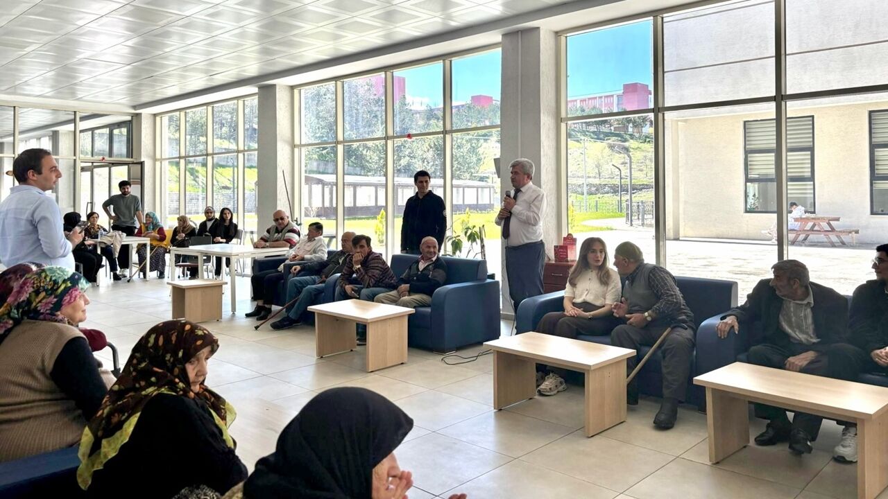 Güldal Akşit Huzurevimizde Taşköprü (1)