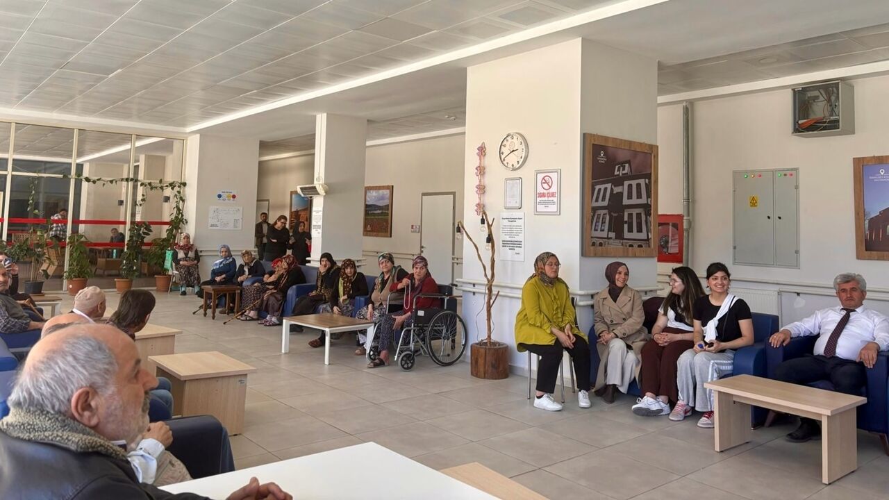 Güldal Akşit Huzurevimizde Taşköprü (2)