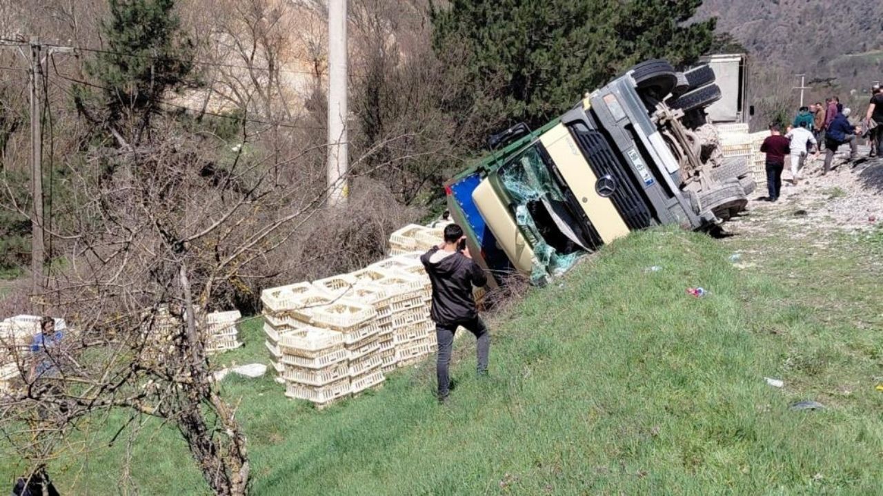 Kamyon Devrildi, Onlarcası Telef Oldu Sürücü Şans Eseri Kurtuldu (1)