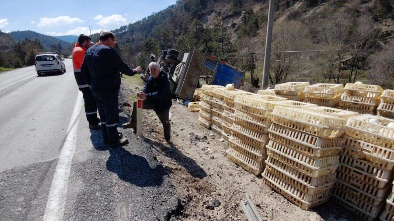 Kamyon Devrildi, Onlarcası Telef Oldu Sürücü Şans Eseri Kurtuldu (3)