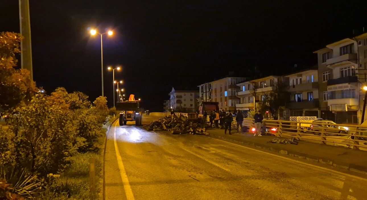 Karabük Kastamonu Karayolunda Tehlike Yola Dökülen Odunlar Trafiği Aksattı! 12