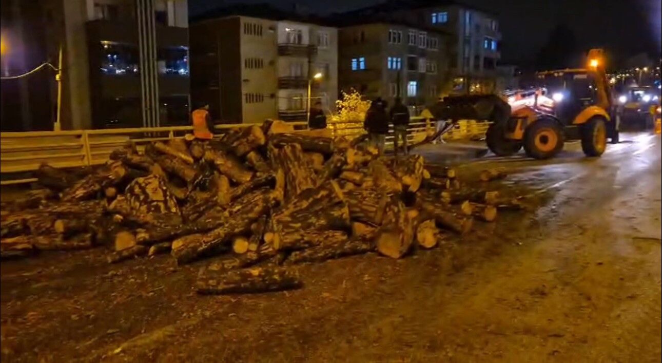 Karabük Kastamonu Karayolunda Tehlike Yola Dökülen Odunlar Trafiği Aksattı! 88888888888888