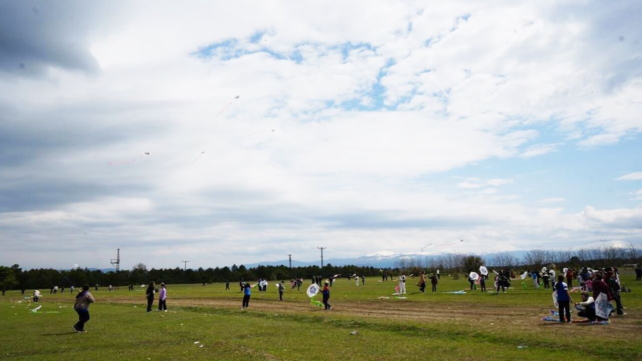 Kastamon Da Polis Ve Çocuklar Uçurtma Uçurdu (1)
