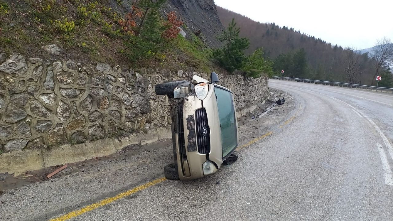 Kastamonu İnebolu Yolunda Otomobil Devrildi 2 Kişi Yaralandı (2)