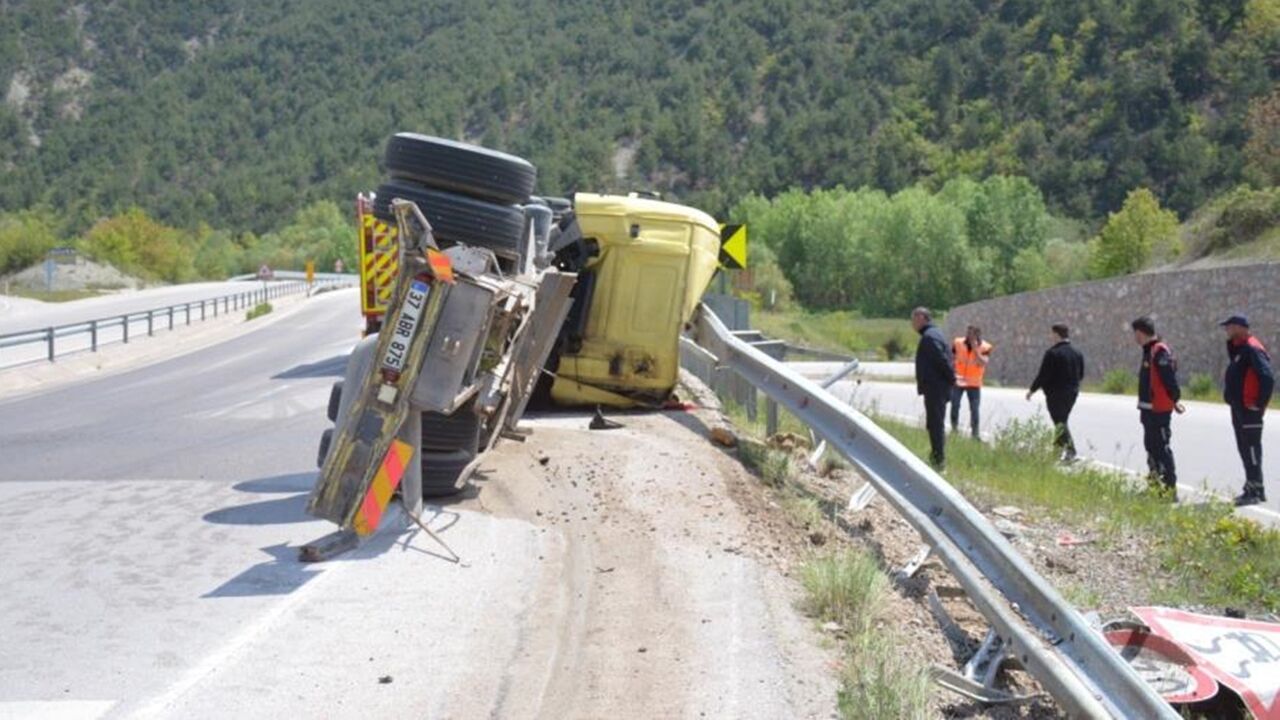 Kastamonu Plakalı Tır Amasya Da Devrildi Can Kaybı (1)