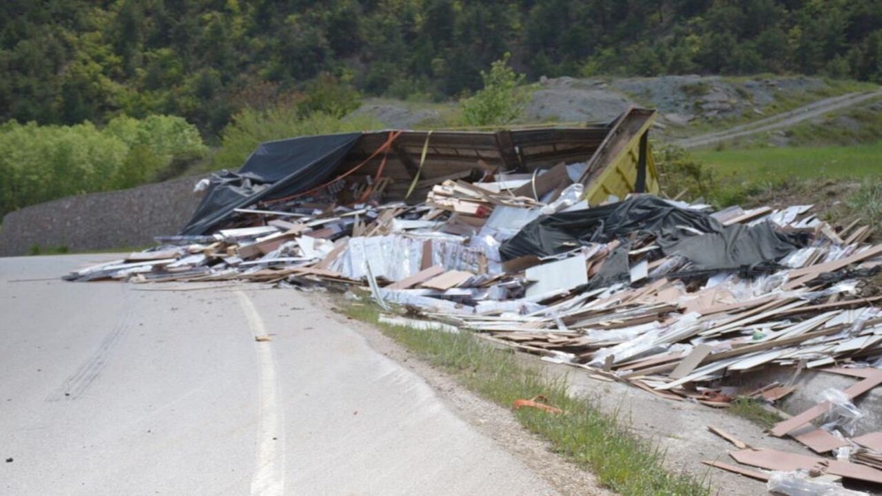 Kastamonu Plakalı Tır Amasya Da Devrildi Can Kaybı (2)