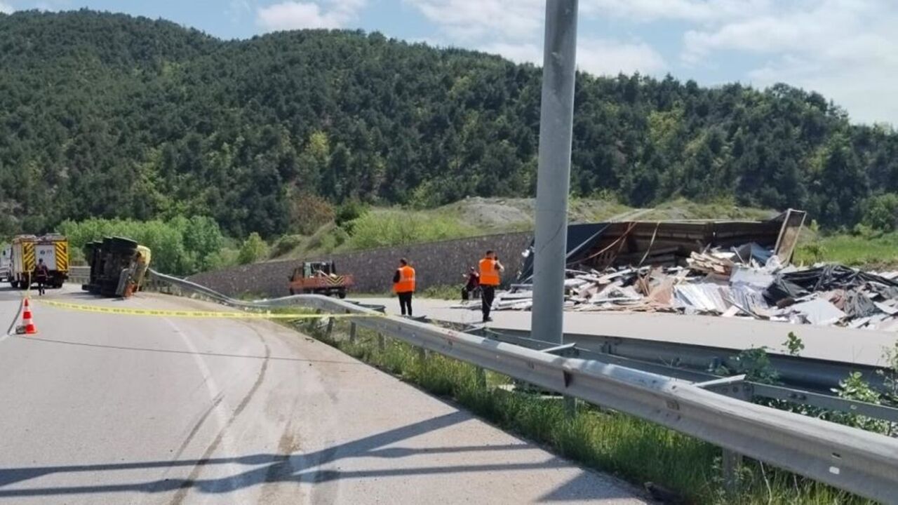 Kastamonu Plakalı Tır Amasya Da Devrildi Can Kaybı (4)