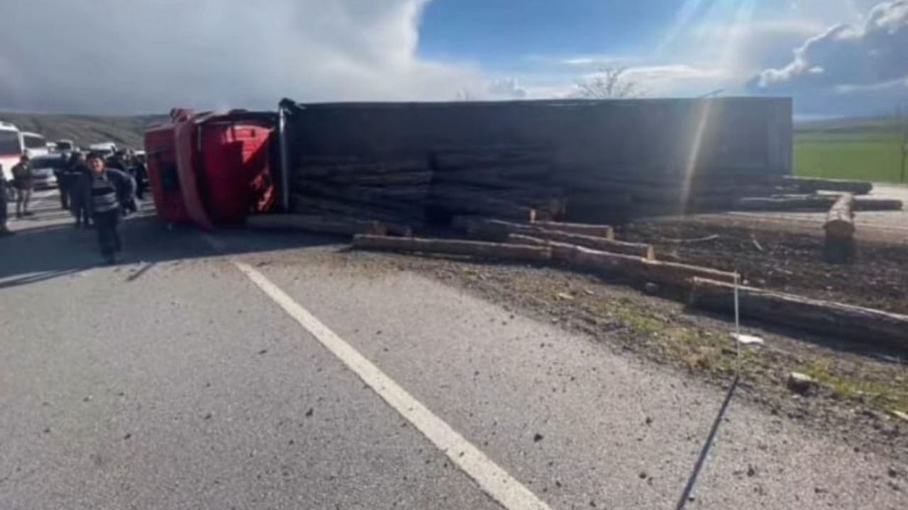 Kastamonu Plakalı Tomruk Yüklü Tır Devrildi! Sürücü Yaralandı (2)