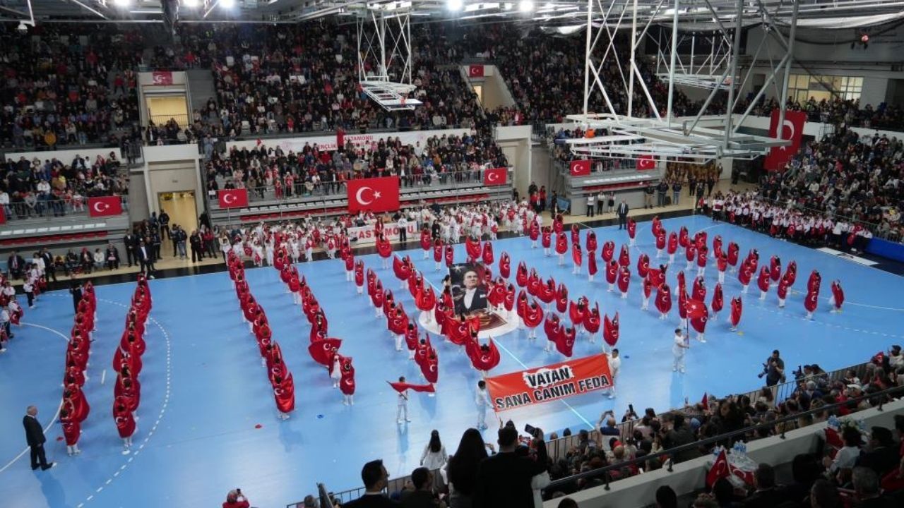 Kastamonu’da 23 Nisan Şöleni Miniklerin Gösterileri Tam Not Aldı (1)