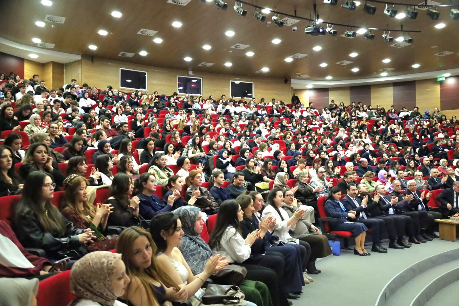 Kastamonu'da Bağımlılıkla Mücadele Seminerine Yoğun Ilgi! 88888888