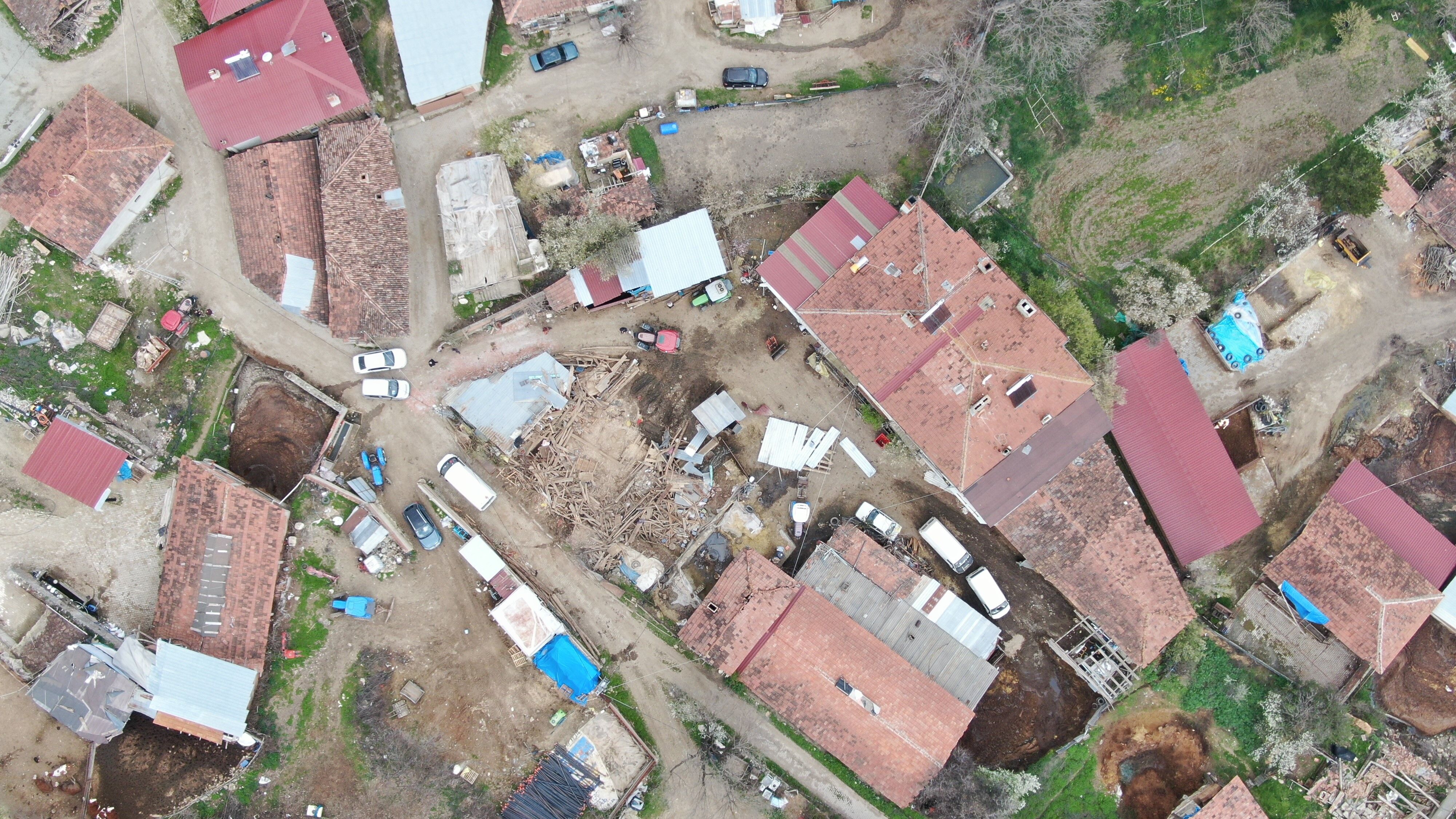 Kastamonu'da Feci Olay! Çıkan Fırtınada Ahır Çöktü Hayvanlar Telef Oldu! (Detaylar) 24