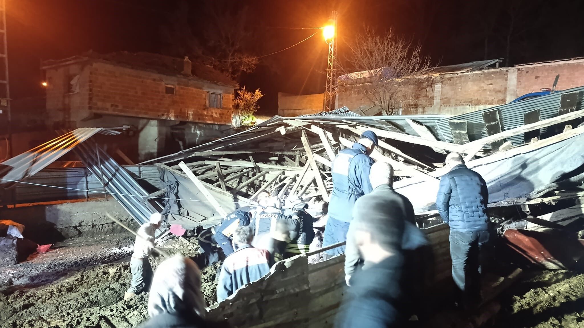 Kastamonu'da Feci Olay! Çıkan Fırtınada Ahır Çöktü Hayvanlar Telef Oldu! (Detaylar) 28