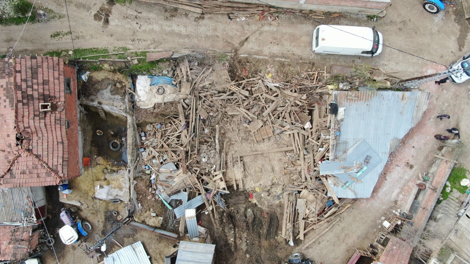 Kastamonu'da Feci Olay! Çıkan Fırtınada Ahır Çöktü Hayvanlar Telef Oldu! (Detaylar) 4