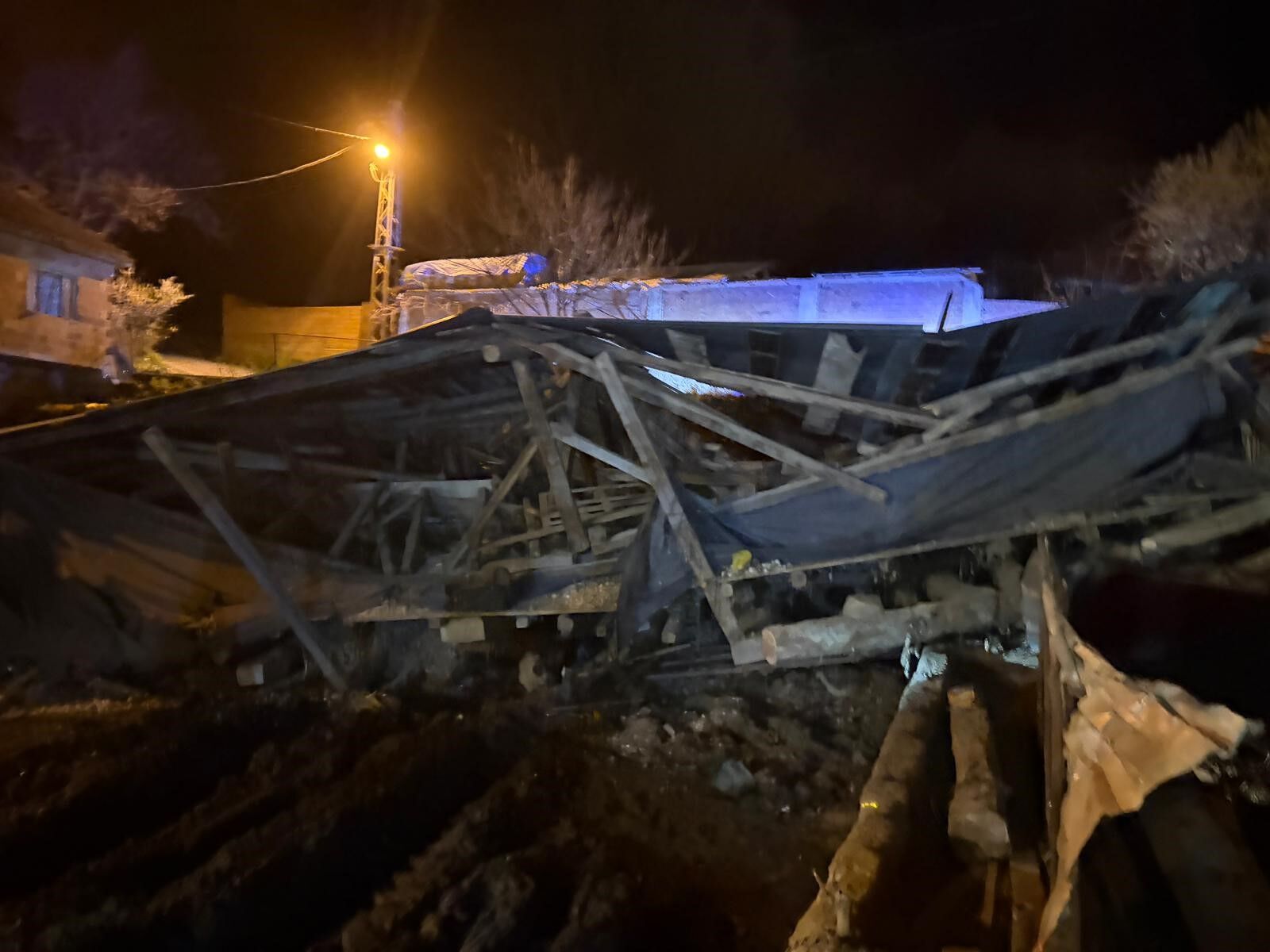 Kastamonu'da Feci Olay! Çıkan Fırtınada Ahır Çöktü Hayvanlar Telef Oldu! (Detaylar) 88888888