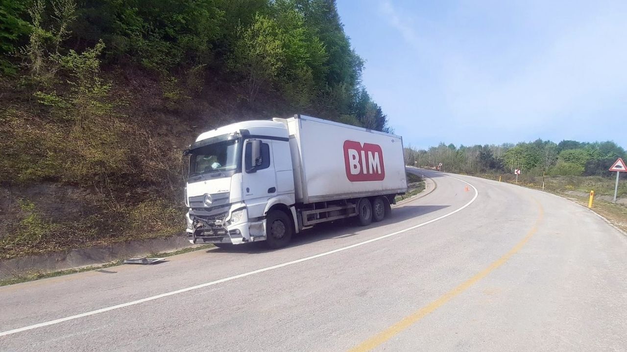 Kastamonu’da Freni Boşalan Kamyon Dehşet Saçtı 1 Yaralı (1)