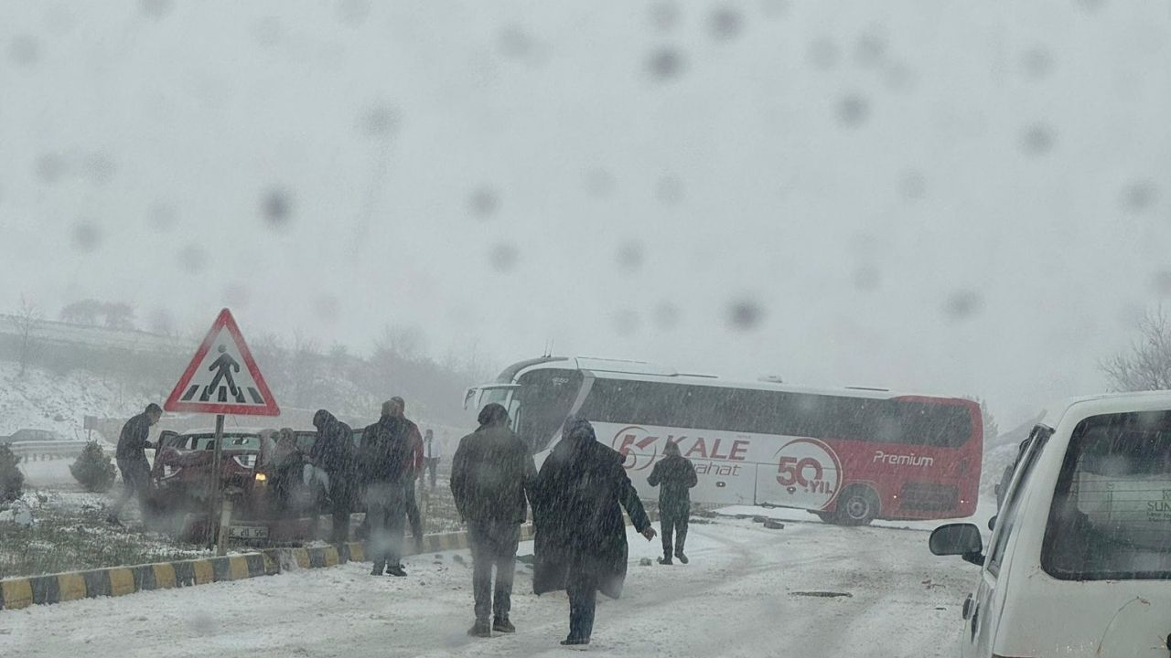 Kastamonu’da Kar Yağdı, Kaza Kaçınılmaz Oldu 4 Araç Birbirine Girdi (2)