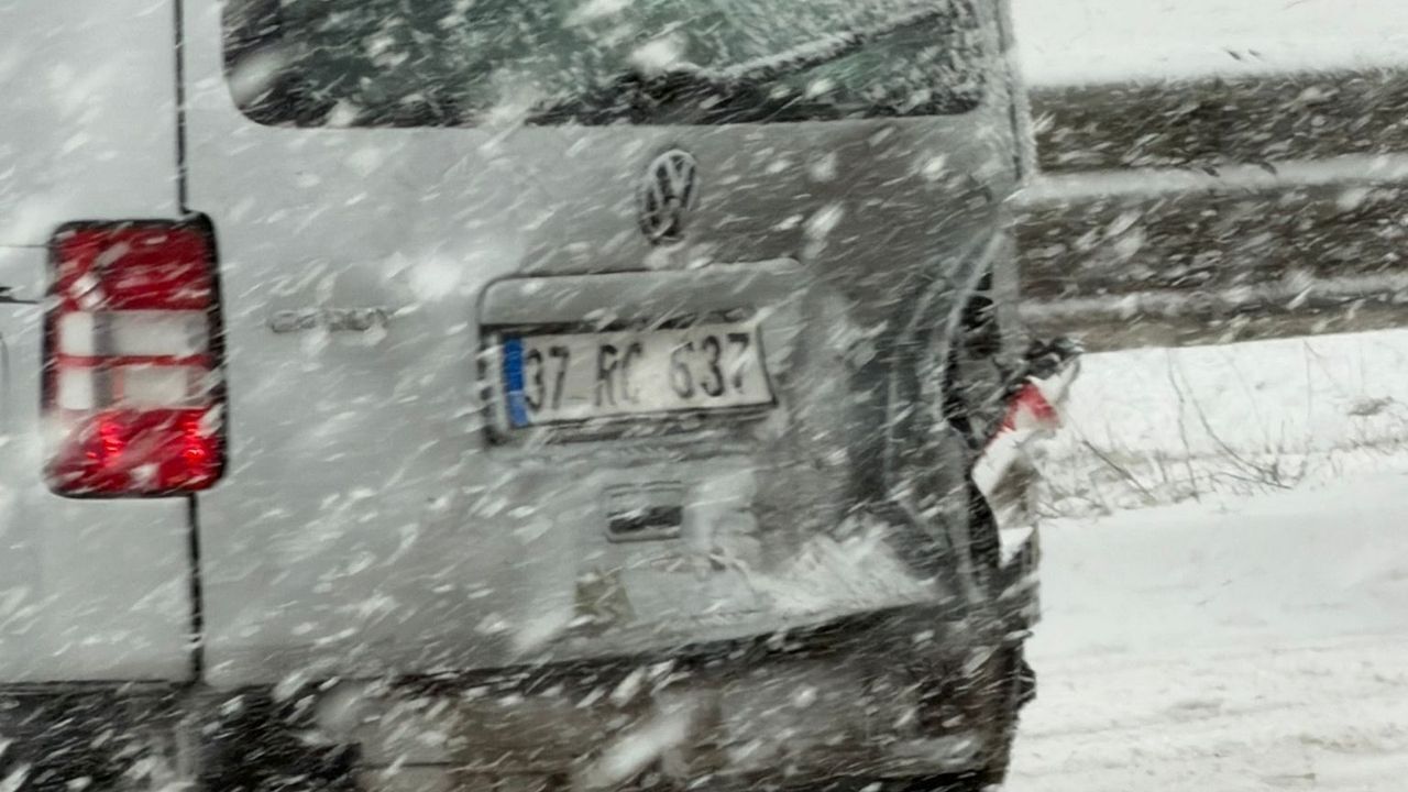 Kastamonu’da Kar Yağdı, Kaza Kaçınılmaz Oldu 4 Araç Birbirine Girdi (3)